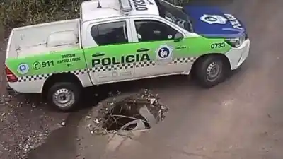 Un patrullero del 911 cayó en un pozo y no pudieron sacarlo: la insólita escena