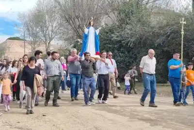 Fiesta Patronal en Alpa Corral: un sábado de fe, música y tradición en las Sierras del Sur