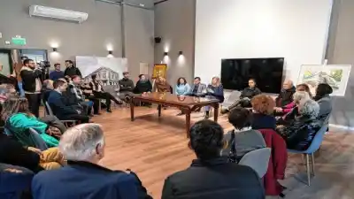 El libro que arma el rompecabezas de los 200 años de Paraná: 35 voces, una sola historia