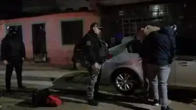 Lo vio un vecino en la madrugada: empujaba una moto y el final no fue el esperado