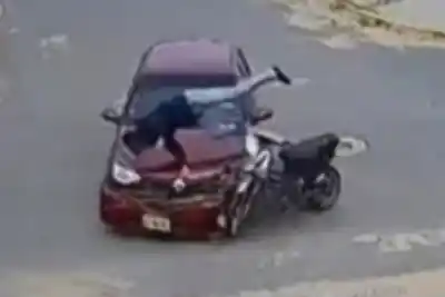 Sin casco y a toda velocidad: el violento impacto que hizo 'volar' a un joven en Mburucuyá