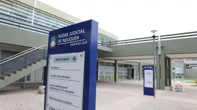 Robo en farmacia de Plottier: piden 5 años y medio para uno de los asaltantes