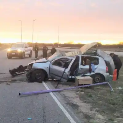 Un mendocino perdió el control en la Autopista de las Serranías y terminó contra un poste