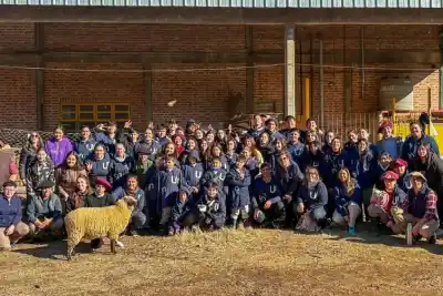 70 estudiantes y docentes agrotécnicos se sumergieron en el ciclo ganadero del Concurso Tromen