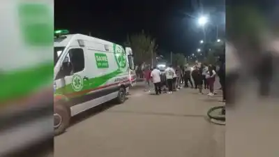 Salió del boliche en moto, chocó contra un camión y quedó al borde de la muerte