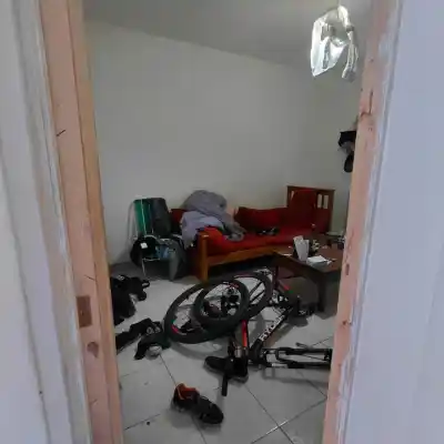 Escuchó un golpe, vio la puerta destrozada y su llamada al 911 terminó con un ladrón esposado