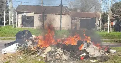 Quema de basura a metros de las casas en Los Hornos: los vecinos denuncian que nadie responde