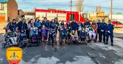 Niños de la Escuela Especial N° 6 vivieron una experiencia única junto a los bomberos de Río Gallegos