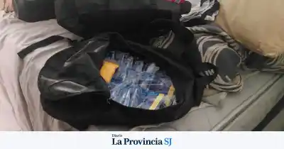 Lo sorprendieron metiendo objetos en una mochila dentro de una casa ajena
