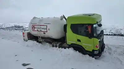 Un camión con gas licuado se despistó en la Ruta 60 y el conductor evitó una tragedia