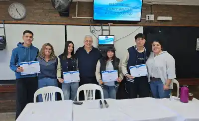 El insólito récord de los estudiantes que viajan 120 km por día para terminar el colegio