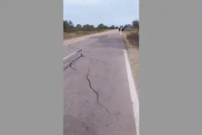 Alerta en la ruta 64: una grieta de 34 metros cruza la calzada y preocupa a los conductores