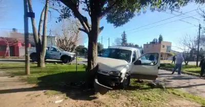 Choque en Las Quintas: un utilitario terminó incrustado contra un árbol y su conductor fue hospitalizado