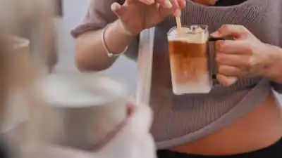 La noche cambió para siempre: el secreto que el café esconde en las barras de moda