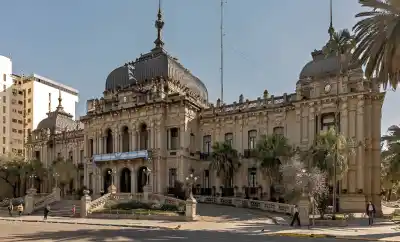 Alerta en las arcas tucumanas: la coparticipación se desploma y genera un inesperado consenso político