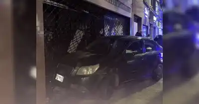 Sufrió una descompensación al volante y terminó estrellado contra un local en Echesortu