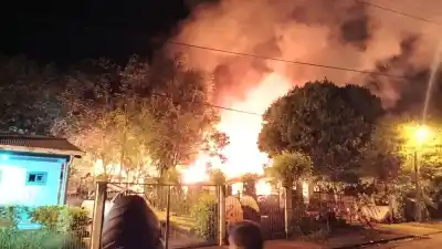 Un incendio arrasó con dos viviendas en Santo Pipó: hay un herido y buscan el origen del fuego