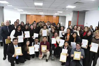 La emoción de los egresados: entregaron títulos con validez nacional tras años de espera