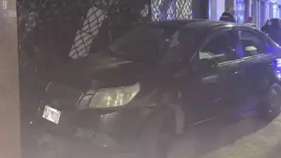 Se descompensó al volante y terminó incrustado contra un local en Echesortu