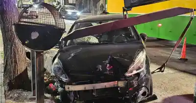 Choque en Jujuy e Ituzaingó: un auto terminó contra un árbol y el tránsito colapsó