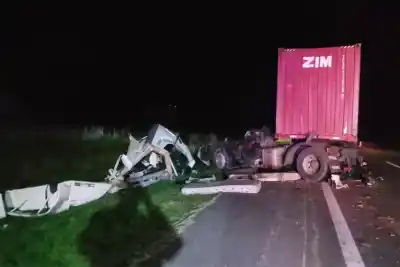 Impactante choque de camiones en la Autopista 14: un conductor terminó hospitalizado