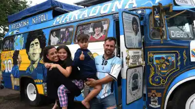 Dejaron su vida estable en Mercedes por un colectivo gris: el viaje que une a Maradona con una familia argentina