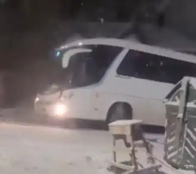 Un micro con 48 estudiantes perdió el control en una calle helada de Bariloche y arrasó con siete autos