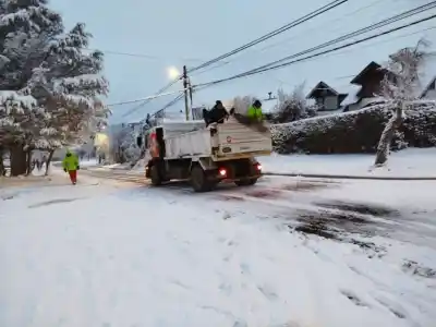 Alberto Weretilneck confirmó el envío de 600 toneladas de sal a Bariloche: ¿quién las trasladará?
