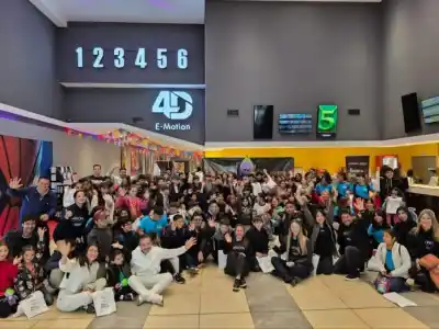 250 chicos misioneros vivieron una experiencia única en el cine con Reviro y Mate Cocido