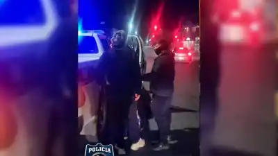 Cayeron en el centro: llevaban una moto robada y terminaron esposados
