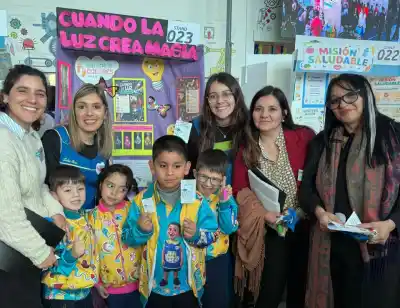 El misterio de los destellos de colores que llevó a niños de 5 años a la Feria de Ciencias