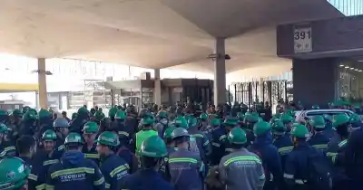 Trabajadores de UOCRA en San Nicolás exigen a Ternium una recomposición salarial que Techint ya rechazó