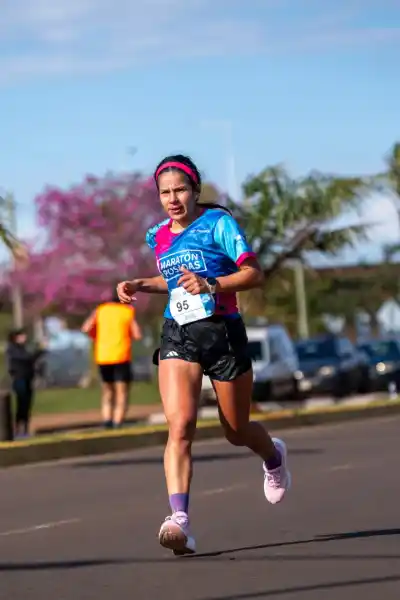 La corredora de El Soberbio que bajó su marca en la Maratón Posadas y ya piensa en los 80K de Brasil