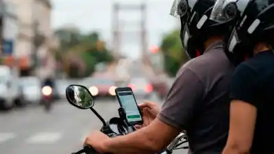 Accidente en avenida Colón: un conductor de Uber y su acompañante terminaron en el hospital