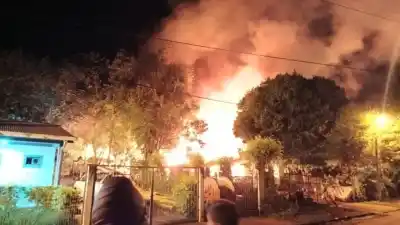 Un incendio arrasó con dos viviendas en Santo Pipó y un hombre terminó hospitalizado