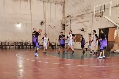 El insólito triunfo de Merlo Básquet: jugó con cinco y sigue líder