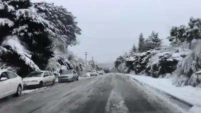 Alerta en Neuquén: hielo y nieve complican las rutas, con un paso fronterizo cerrado y cadenas obligatorias