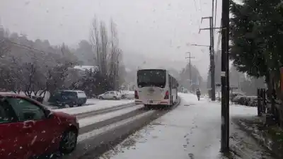 Nieve y hielo en Bariloche: los colectivos circulan con demoras y desvíos inesperados