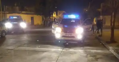 La boliviana descubrió que su mochila estaba vacía: un policía quedó detenido por $2 millones