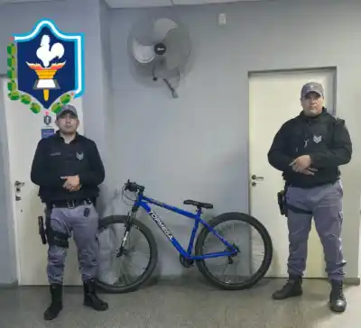 La noche en que la policía de Sáenz Peña recuperó dos bicicletas y demoró a dos sospechosos