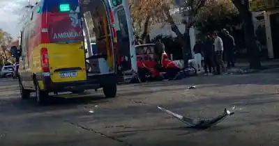 Impactante choque en San Martín: dos jóvenes terminaron con heridas tras el violento encontronazo