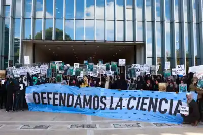 Córdoba se viste de celeste y blanco: la ciencia sale a la calle contra el desfinanciamiento