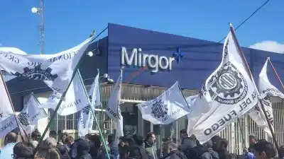 Crisis en Tierra del Fuego: Mirgor despidió a 300 operarios y los trabajadores tomaron las calles