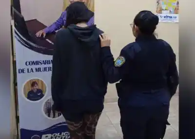 Una abuela presenció el ataque y llamó a la policía: aprehendieron a la madre