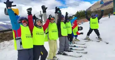 La nieve se convierte en aula: miles de estudiantes ya esquían en el Cerro Catedral