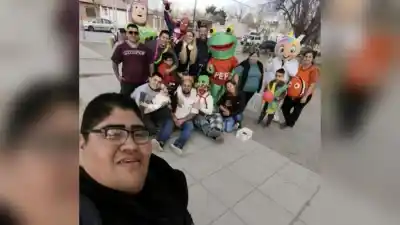 El fotógrafo que convirtió sus redes en una ola solidaria: la meta de las mil bolsitas que vuelve a Roca