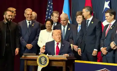 Trump en cumbre de derecha: “No voy a aprender su maldito idioma”