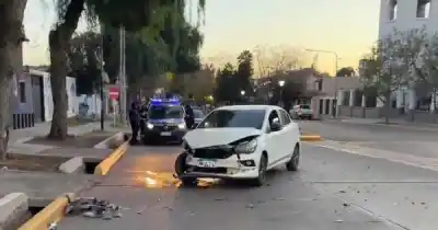 Impactante choque en Godoy Cruz: un auto terminó en contramano y un menor resultó herido