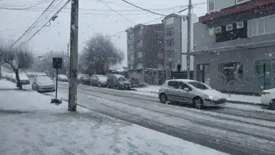 Bariloche bajo nieve: qué calles están cortadas y cómo sigue el temporal
