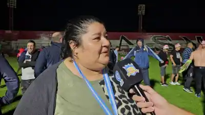 Una pregunta en la tribuna que cambió la historia: la mujer que revoluciona el fútbol tucumano